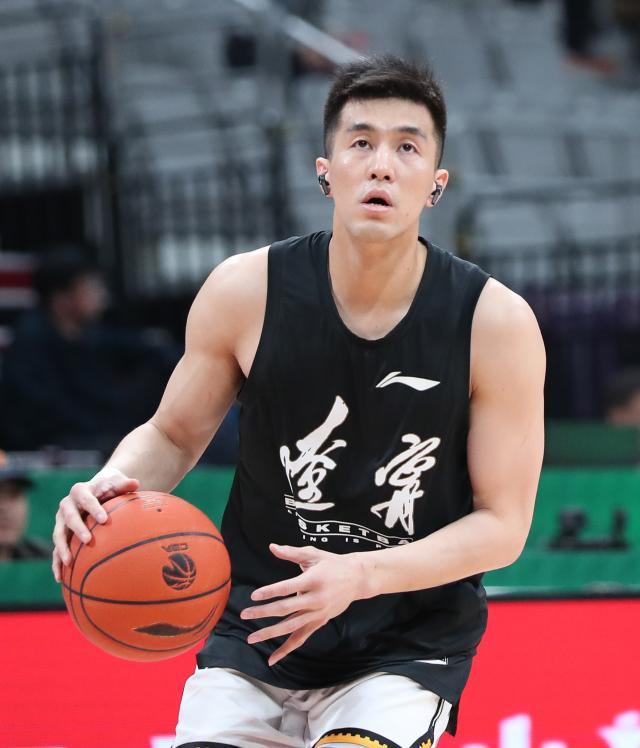 NBA直播-千呼万唤！郭艾伦末节复出登场 全场球迷欢呼