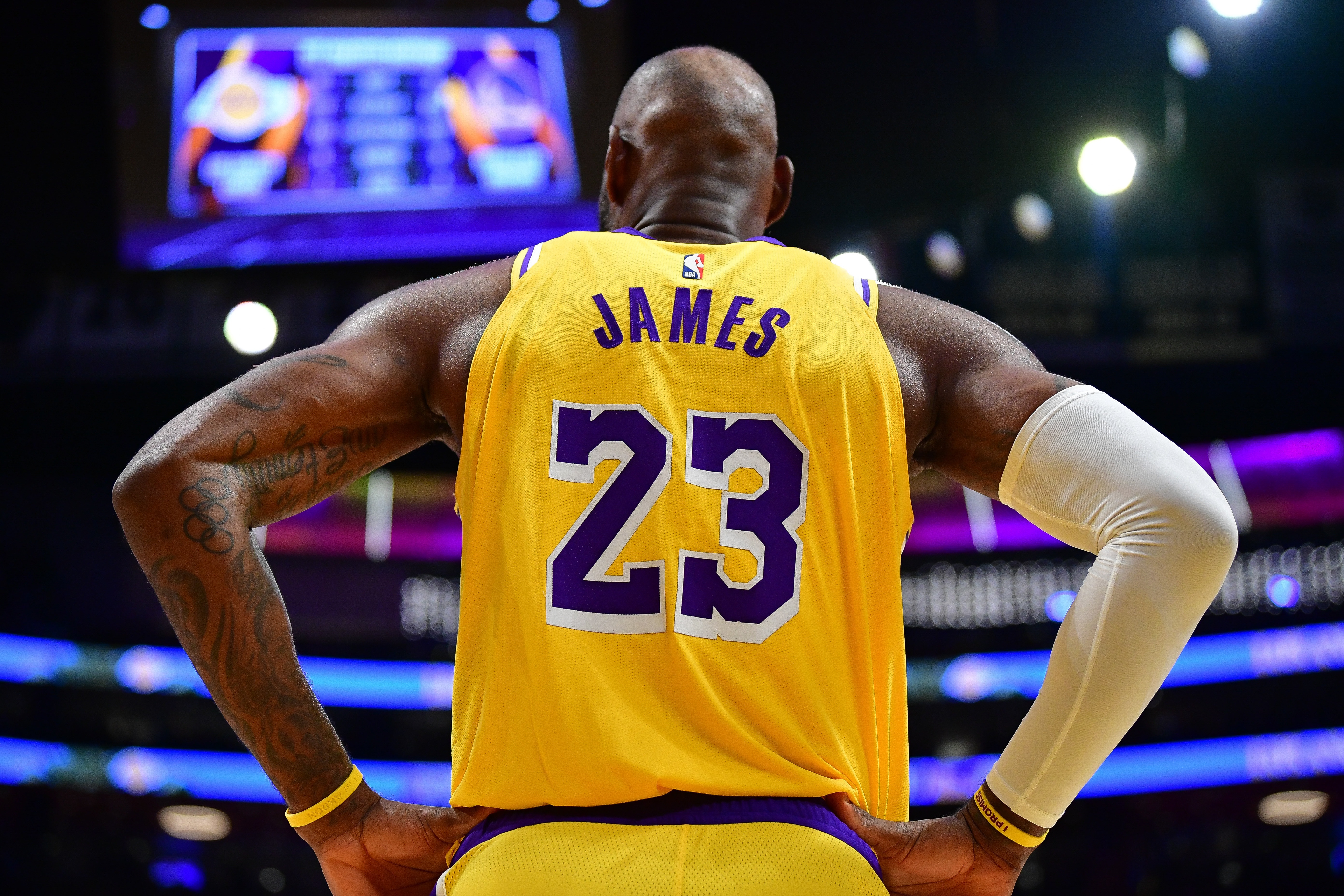 足球直播-此前换队均在休赛期！湖记：詹姆斯清楚赛季中做出决定很愚蠢