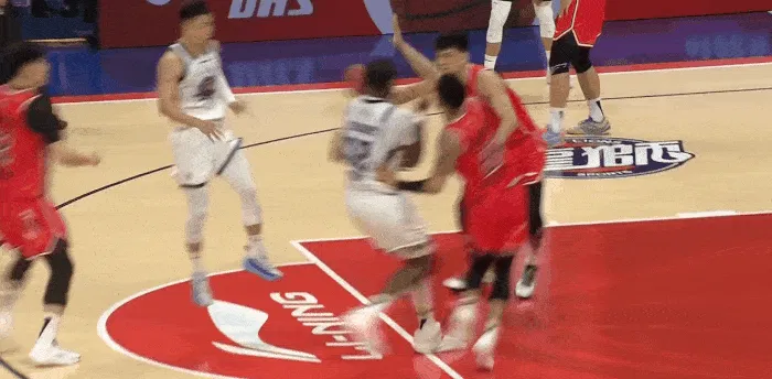 欧洲杯直播-克里斯内线顶开两人扣篮打进，山东追至4分分差