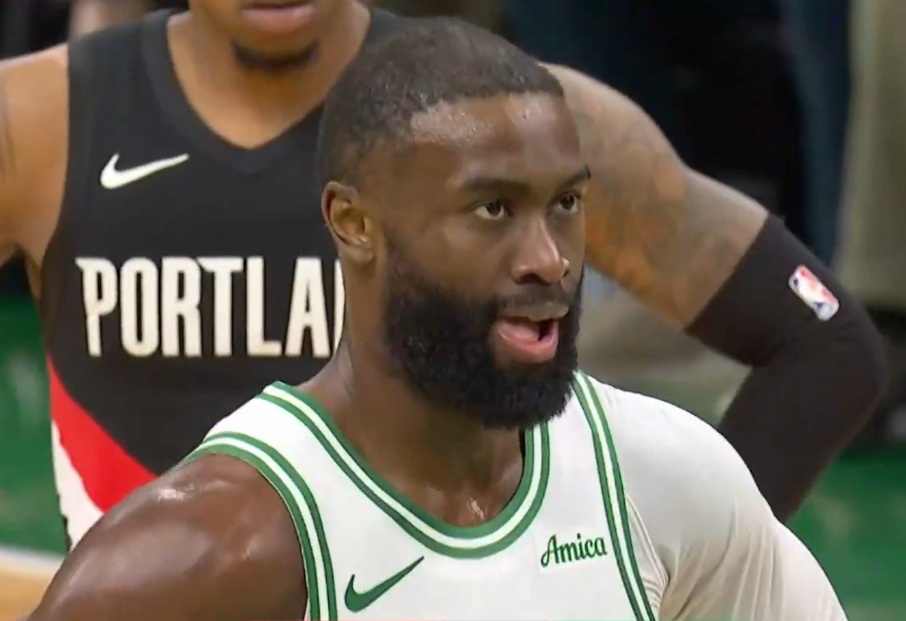 篮球直播-凯尔特人掀翻开拓者！杨瀚森坐冷板凳：全明星新秀给吕佩尔递毛巾